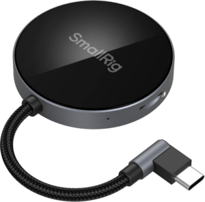 800q-01_130956 SmallRig 4870 Card Reader SD4.0 -muistikortinlukija on pyöreä, mustanharmaa laite, jossa on punottu kaapeli ja suorakulmainen USB-C-liitin, kuvassa vaalealla pohjalla.
