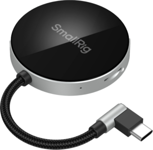 800q-01_130957 SmallRig 4869 Card Reader SD3.0 -muistikortinlukija on pyöreä, musta-hopea laite, jossa on punottu kaapeli, suorakulmainen USB-C-liitin, tyylikäs moderni muotoilu ja SmallRigin logo päällä.