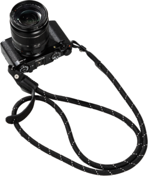 800q-01_131045 Musta Fujifilm-kamera ja objektiivi on yhdistetty SmallRig 4882 Universal Braided Shoulder Strap -kamerahihnan kanssa, jossa on valkoiset korostukset ja joka näkyy vaalealla pohjalla.