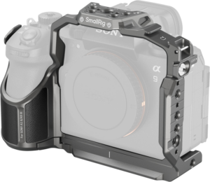 800q-01_131047 Sony A1 II -kameraa näytetään SmallRig 5187 Cagen sisällä, joka tarjoaa ylimääräisiä kiinnityspisteitä ja suojaa, mutta pitää kameran kahvan ja ohjauspainikkeet helposti saatavilla.