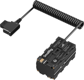 800q-01_131049 SmallRig 4884 D-Tap to Dual-Sided NP-F Dummy Battery Power Cable -virtakaapeli yhdistää mustaan SmallRig-akkuun, jossa on useita merkittyjä portteja ja kultaisia kosketuspisteitä, ja tarjoaa virtaa kameralaitteille.