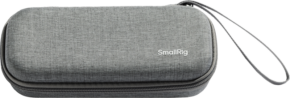 800q-01_131050 SmallRig 5118 kantolaukku DJI Osmo Pocket 3:lle on harmaa, suorakulmainen vetoketjulla ja rannehihnalla varustettu laukku, joka näkyy suljettuna valkoista taustaa vasten.