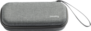 800q-01_131050 SmallRig 5118 kantolaukku DJI Osmo Pocket 3:lle on harmaa, suorakulmainen vetoketjulla ja rannehihnalla varustettu laukku, joka näkyy suljettuna valkoista taustaa vasten.