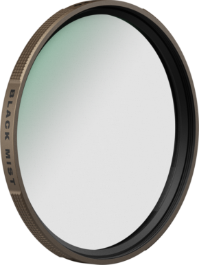 800q-01_131062 Close-up of the PolarPro 135 series black mist filter 67 mm diffusion filter with a circular design with BLACK MIST marking, bronze rim and clear glass centre against a white background.