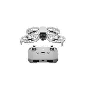 DJI FLip+DJI RC-N3 DJI Flip + RC-N3 ohjain -lennokki, kompakti harmaa kameralla varustettu nelikopteri, on kuvassa yhteensopivan harmaan kaukosäätimen kanssa, molemmat valkoisella pohjalla.