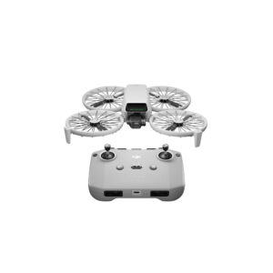 DJI FLip+DJI RC-N3 DJI Flip + RC-N3 ohjain -lennokki, kompakti harmaa kameralla varustettu nelikopteri, on kuvassa yhteensopivan harmaan kaukosäätimen kanssa, molemmat valkoisella pohjalla.