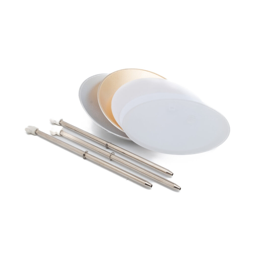 Elinchrom deflector set Elinchrom Deflector Set - Käytetty sisältää kolme kokoontaitettavaa metallitankoa ja neljä pyöreää heijastinkiekkoa - hopeinen, kultainen, valkoinen ja läpikuultava - jotka on järjestetty valkoiselle taustalle.