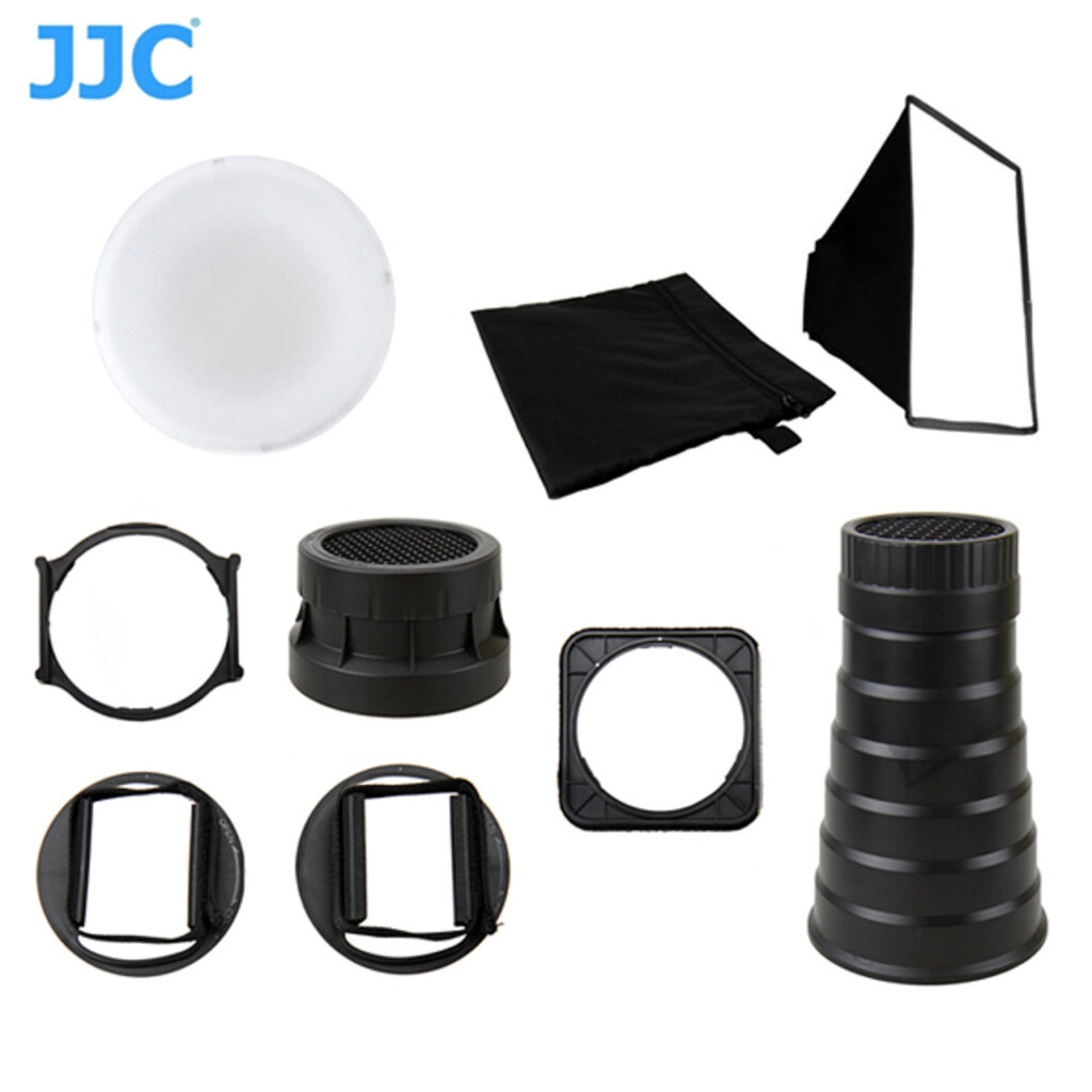 FK-9__18688 JJC FK-9 Lighting Control Kit for Speed Light Flash - Käytetty, jossa on diffuusori, hunajakennoristikot, softbox, snoot, sovitinrenkaat ja musta pussi, on kuvassa valkoisella pohjalla, ja JJC:n logo on vasemmalla ylhäällä.
