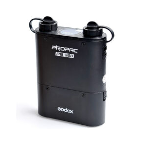 Godox PB9601 Musta Godox Propac PB960 Black -voimaosa ja akku, jossa on kaksi peitettyä yläporttia ja PROPAC PB 960- ja Godox-etiketti, on kuvattu valkoisella taustalla.