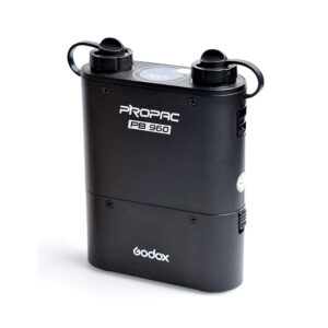 Godox PB9601 Musta Godox Propac PB960 Black -voimaosa ja akku, jossa on kaksi peitettyä yläporttia ja PROPAC PB 960- ja Godox-etiketti, on kuvattu valkoisella taustalla.