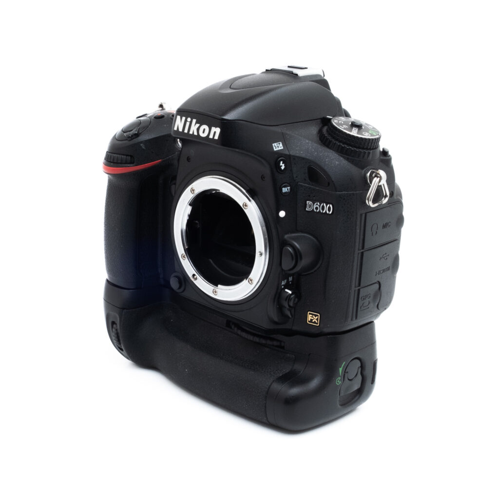 Nikon D600-4-2 Nikon D600 (SC 36000) + akkukahva - Käytetty