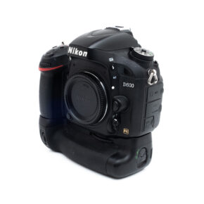 Nikon D600-5-2 Nikon D600 (SC 36000) + akkukahva - Käytetty