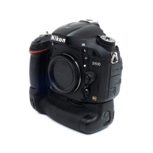 Nikon D600-5-2 Nikon D600 (SC 36000) + akkukahva - Käytetty
