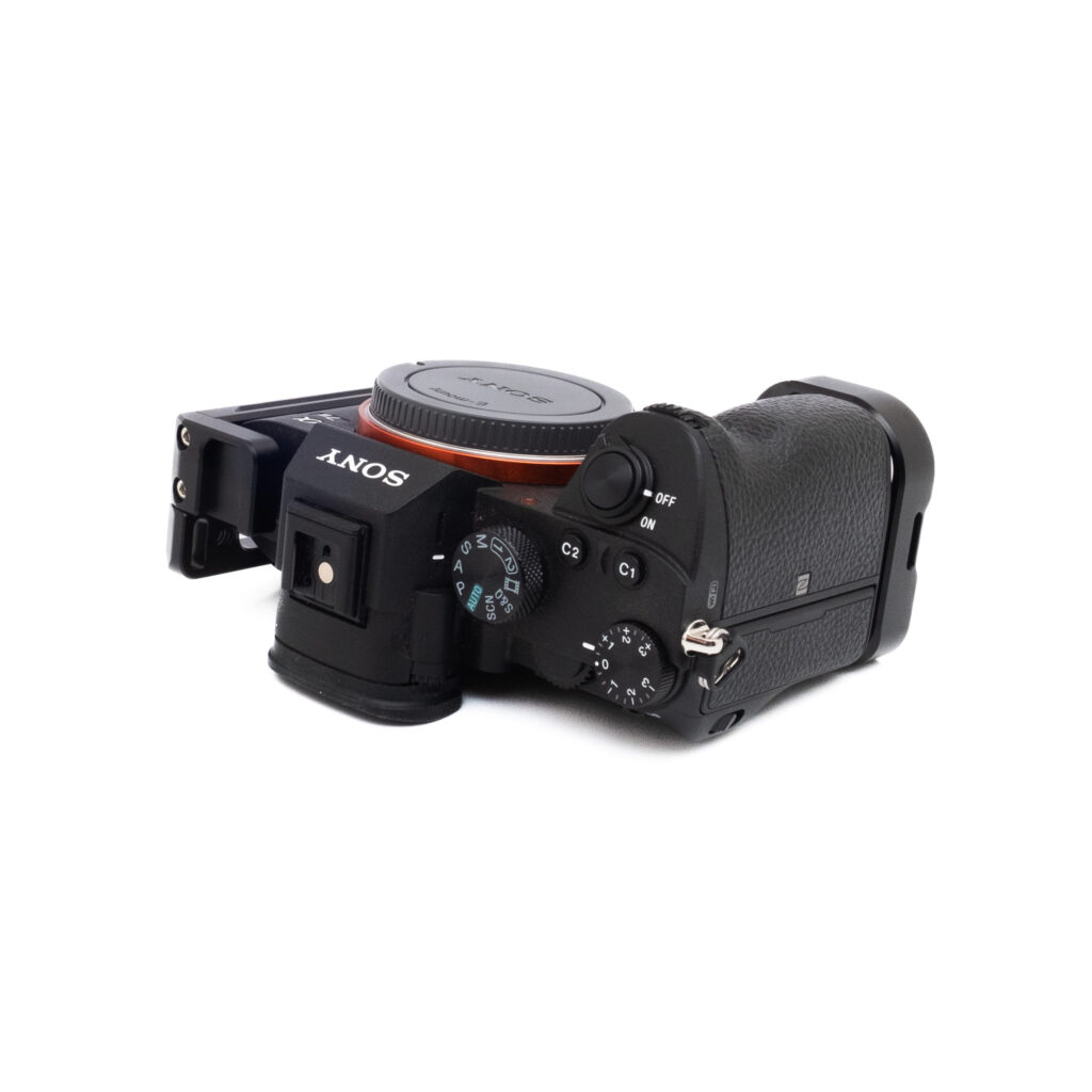 Sony A7 III ja cage-2 Sony A7 III + L-Rauta (sis. ALV 25,5%, SC 500) – Käytetty