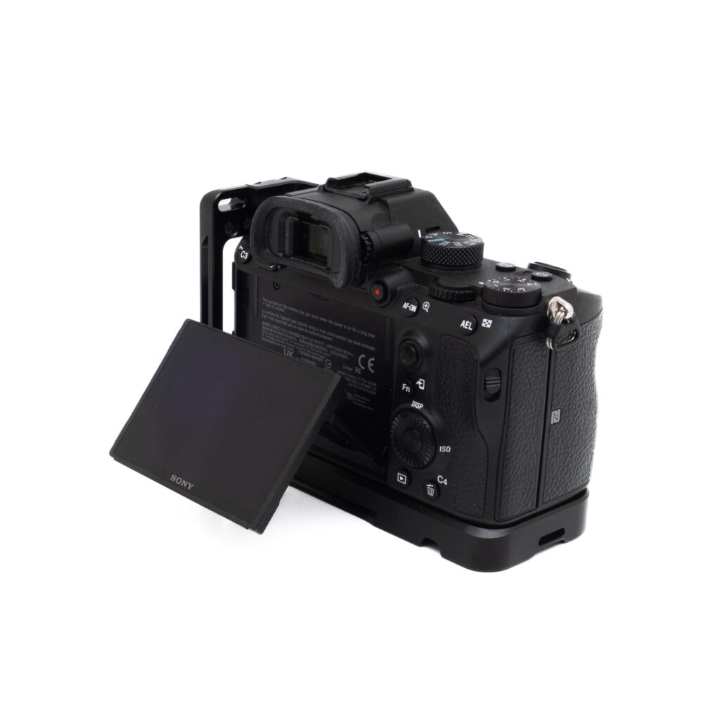 Sony A7 III ja cage-3 Sony A7 III + L-Rauta (sis. ALV 25,5%, SC 500) – Käytetty