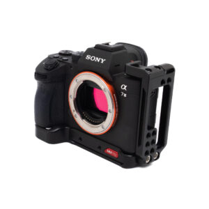 Sony A7 III ja cage-4 Sony A7 III + L-Rauta (sis. ALV 25,5%, SC 500) – Käytetty