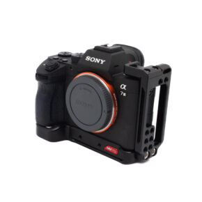 Sony A7 III ja cage-5 Sony A7 III + L-Rauta (sis. ALV 25,5%, SC 500) - Käytetty