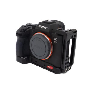 Sony A7 III ja cage-5 Sony A7 III + L-Rauta (sis. ALV 25,5%, SC 500) – Käytetty