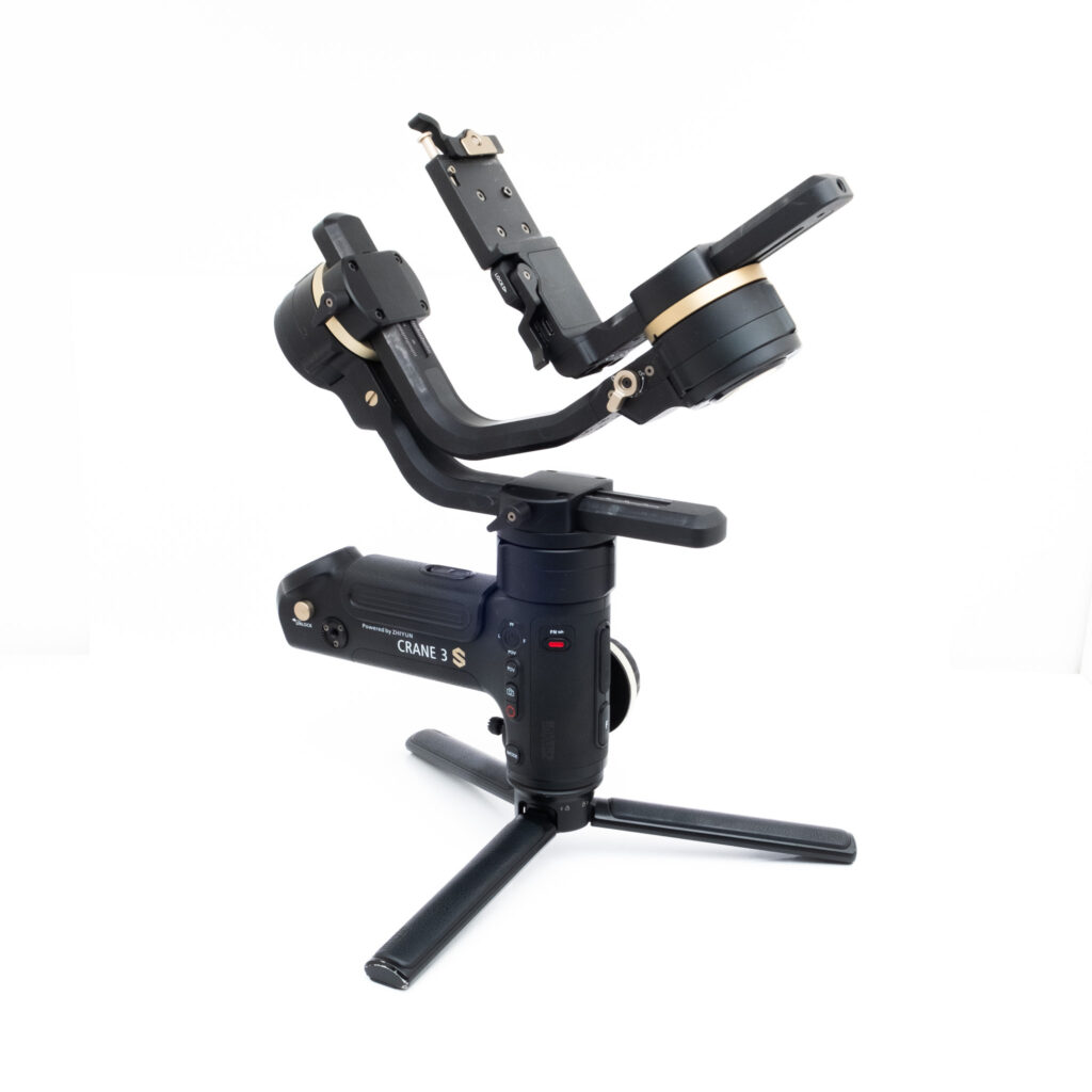 Zhiyun 3s-2 Käytetty Zhiyun Crane 3S + Focus Motor (sis. ALV 25,5%) on asennettu kompaktille, kokoontaitettavalle jalustalle valkoista taustaa vasten.