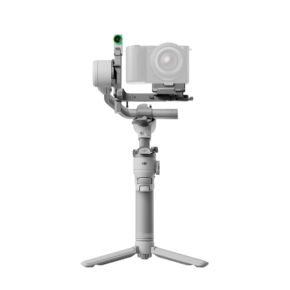 1080x1080_RS 4 Mini + RS Tracking Module with Camera (Front) DJI RS 4 Mini Combo -gimbaali -käsikameranvakain on esitetty pystyasennossa kokoontaitettavan jalustan jaloillaan, ja siihen on kiinnitetty digitaalikamera valkoista taustaa vasten.