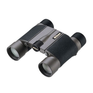 10X25HG-L-DCF Nikon 8x20 HG L DCF -kiikari on kompakti kiikari, jossa on musta kuvioitu kahva, metallinharmaa runko, keskitarkennuspyörä ja kaksi suurta objektiivia. Toisella puolella näkyy kultainen Nikonin logo.