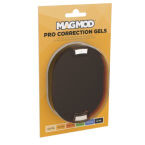 Sarja MagMod Pro -korjausgeelejä kameran salamavaloa varten, mukaan lukien 1/4 CTO, 1/2 CTO, Full CTO, 1/2 Plusgreen, 1/2 CTB ja 8x ND-geelit, jotka on pinottu yhteen ja joissa on merkityt kohdat.
