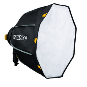 1650630698_633 MagMod MagBox 24 Octa Profoto Gel Kit on musta kahdeksankulmainen softbox, jossa on valkoinen etudiffuusio, "MAGMOD" -merkintä sivulla, keltaiset korostukset reunoilla, ja sitä käytetään studiokuvauksen valaistukseen.