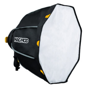 1650630698_633 MagMod MagBox 24 Octa Profoto Gel Kit on musta kahdeksankulmainen softbox, jossa on valkoinen etudiffuusio, "MAGMOD" -merkintä sivulla, keltaiset korostukset reunoilla, ja sitä käytetään studiokuvauksen valaistukseen.