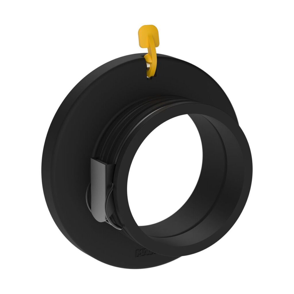 1680083161_713 MagMod Speedring Pro Profotolle on musta, pyöreä putkiliitin, jossa on suuri laippa ja ulkoneva sylinterimäinen osa, jonka päällä on pieni keltainen vipumainen kahva helppoa mekanismia tai säätöä varten.