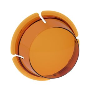 MagMod XL Dome Gel Full CTO on pyöreä, oranssi muovisuodatin, jossa on kolme kaarevaa klipsiä pyöreisiin esineisiin kiinnittämistä varten, kuvassa ylhäältä päin valkoisella pohjalla.