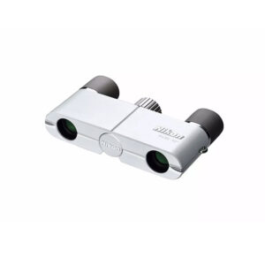 Nikon 4X10 DCF v Nikon 4X10 DCF -kiikari, valkoinen on pienikokoinen valkoinen kiikari, jossa on mustat okulaarit ja vihreällä sävytetyt linssit, kuvattuna kulmassa valkoisella pohjalla.