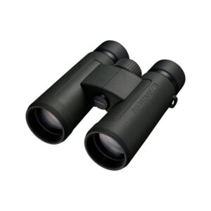 Musta Nikon Prostaff P3 10x42 -kiikarikiikari, jossa on kuvioitu kahva, keskitarkennuspyörä ja suuret objektiivilinssit valkoisella pohjalla.