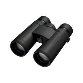 Nikon Prostaff P3 8x42 6 Nikon Prostaff P3 8x42 -kiikarissa on kuvioitu kahva, suuret objektiivit ja keskitarkennuspyörä, jotka näkyvät valkoisella pohjalla.