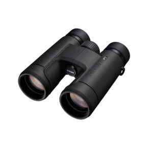 Nikon Prostaff P7 8x42 3 Nikon Prostaff P7 8x42 -kiikareissa on kuvioidut kahvat ja suuret okulaarit, jotka on esitetty vinossa valkoisella pohjalla.