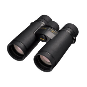 Pari mustaa Nikon Monarch HG 10x42 -kiikarikiikaria, joissa on kuvioidut kahvat ja jotka on taivutettu niin, että okulaarit, linssit ja keskitarkennuspyörä näkyvät valkoista taustaa vasten.