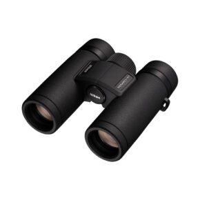 Nikon_Monarch_M7 Nikon Monarch M7 10x30 -kiikarit, mustat, kuvioiduilla kahvoilla varustetut kiikarit, joiden etulinssit ja keskitarkennuksen nuppi näkyvät valkoista taustaa vasten.