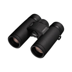Nikon_Monarch_M7 Nikon Monarch M7 10x30 -kiikarit, mustat, kuvioiduilla kahvoilla varustetut kiikarit, joiden etulinssit ja keskitarkennuksen nuppi näkyvät valkoista taustaa vasten.