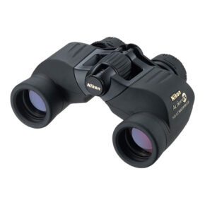 Nikon_action_ex_7x35 Nikon Action EX 7x35 -kiikarikiikari, jossa on musta runko, keskitarkennuspyörä ja kumiset silmäkupit, kuvattuna kulmasta, jossa näkyvät sekä okulaarit että objektiivit.