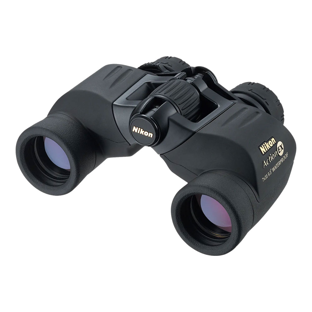 Nikon_action_ex_7x35 Nikon Action EX 7x35 -kiikarikiikari, jossa on musta runko, keskitarkennuspyörä ja kumiset silmäkupit, kuvattuna kulmasta, jossa näkyvät sekä okulaarit että objektiivit.
