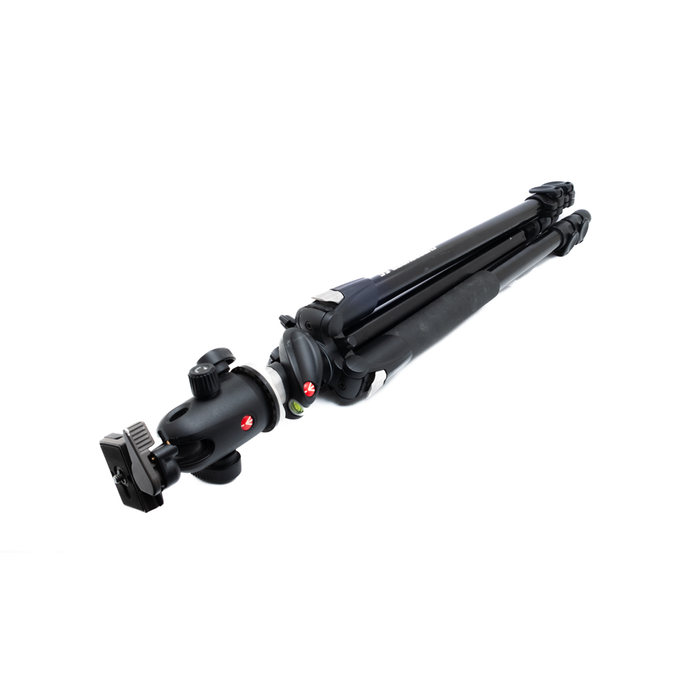 manfrotto jalka Käytetty Manfrotto 055XPROB -jalusta, jossa on 498RC2-kuulapää, on taitettu pikavapautuslevyineen valkoisella pohjalla.