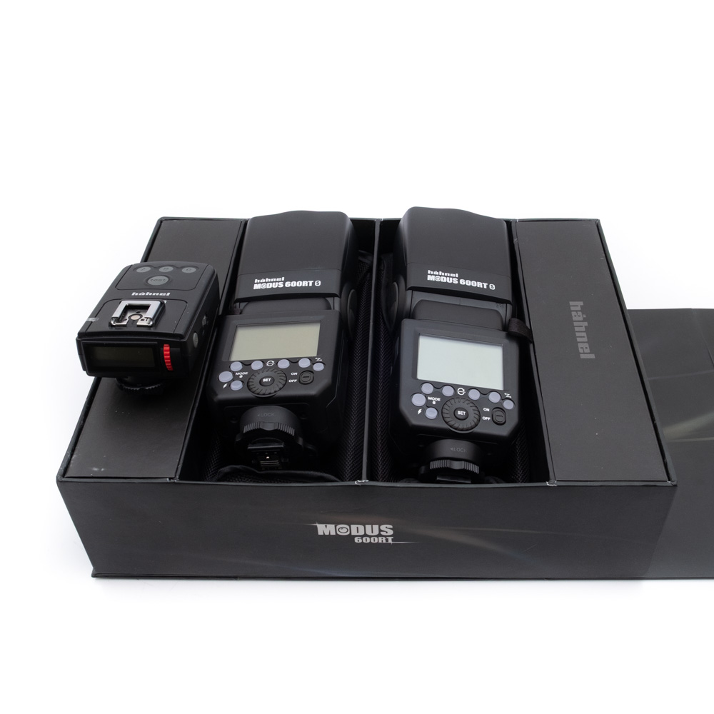 modus_600rt-2 Hähnel Modus RT600 Wireless Pro Kit Sony - Käytetty sisältää kaksi kameran salamaa - toinen näyttää digitaalisen näytön, toinen painikepaneelin - ja kaukolaukaisimen, kaikki siististi mustassa laatikossa.