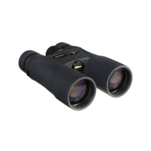 nikon prostaff 5 10x50 4 Nikon Prostaff 5 10x50 -kiikari, musta ja oikealle kallistettu, jossa korostuvat suuret objektiivit ja keskitarkennuspyörä valkoisella pohjalla.