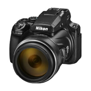 nikon_coolpix_p1100_04 Etunäkymä Nikon Coolpix P1100 -kompaktikamera, musta, jossa on suuri zoom-objektiivi, Nikon-logo linssin yläpuolella, ja useita säätöpyörät rungossa.
