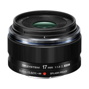 om_system_17mm_ii_05 Musta OM SYSTEM M.Zuiko Digital 17mm f/1.8 II -objektiivi, jossa on kuvioitu tarkennusrengas ja kaiverretut tiedot, on kuvattu valkoisella taustalla.