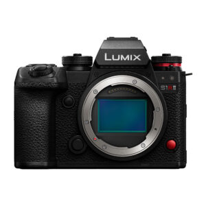 Panasonic Lumix S1R II järjestelmäkamera näytetään ilman objektiivia, ja sen kameran kenno on esillä.