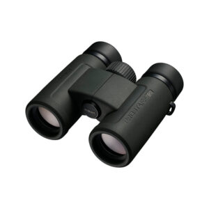 Musta Nikon Prostaff P3 10x30 -kiikari, jossa on kuvioitu kahva, keskitarkennusnuppi ja kaksi suurta okulaaria, kuvassa valkoisella pohjalla.