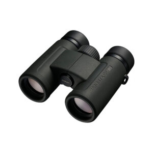 Mustat Nikon Prostaff P3 8x30 -kiikarit, joissa on kuvioidut kahvat, kaksi okulaaria ja keskitarkennuspyörä valkoisella pohjalla.