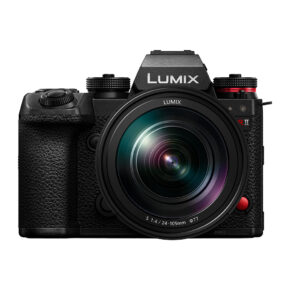 s1r_ii_24-105mm_04 Musta Panasonic Lumix S1R II -peilitön kamera, jossa on Lumix S 24-105mm f/4 -objektiivi, edestä katsottuna, jossa näkyy selvästi tuotemerkki ja objektiivin tiedot.