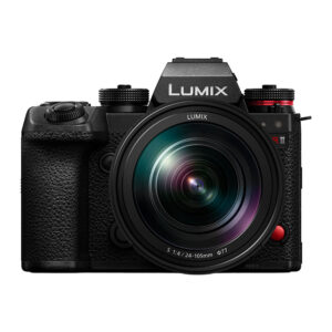 s1r_ii_24-105mm_04 Musta Panasonic Lumix S1R II -peilitön kamera, jossa on Lumix S 24-105mm f/4 -objektiivi, edestä katsottuna, jossa näkyy selvästi tuotemerkki ja objektiivin tiedot.