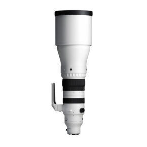 sigma_300_600mm_f4_01 Sigma 300-600mm f/4 DG OS SPORTS -objektiivi Sony E:lle on suuri valkoinen teleobjektiivi, jossa on musta etureuna, integroitu jalustakiinnitys ja useita säätörenkaita, ja se on esitetty pystysuorassa valkoista taustaa vasten.